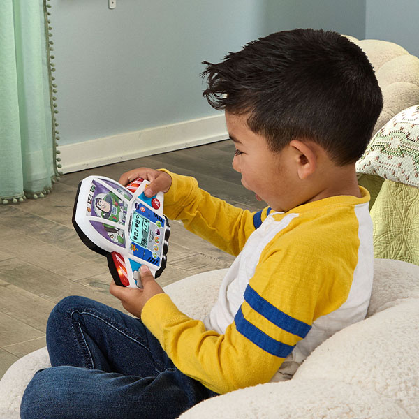 Kindje speelt met speelgoed van Buzz Lightyear