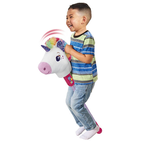 Jongetje speelt met een speelgoed hobby horse in de vorm van een unicorn