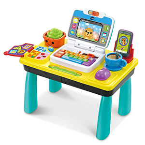 Speelgoed bureau voor kleine kinderen met een speelgoed laptop, plantje, koffie en meer