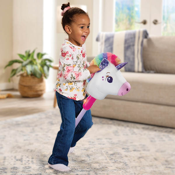 Meisje speelt met een hobby horse eenhoorn