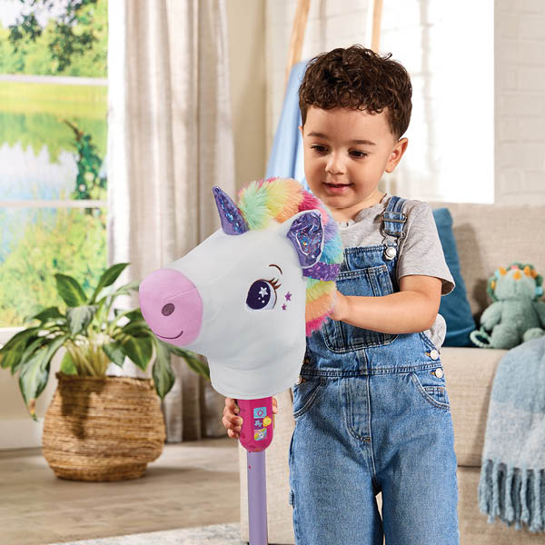 Jongetje speelt met een eenhoorn hobby horse