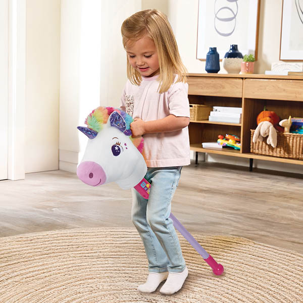 Meisje speelt met een hobby horse unicorn