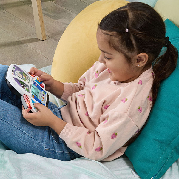 Kindje speelt met speelgoed van Buzz Lightyear