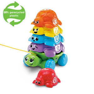 Een speelgoed schildpad met een heleboel speelgoed erop